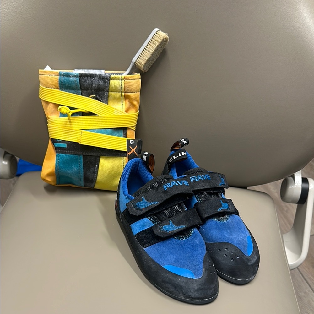 Blue and Black Climbing Shoes with FREE Chalk Bag + Cleaning brush